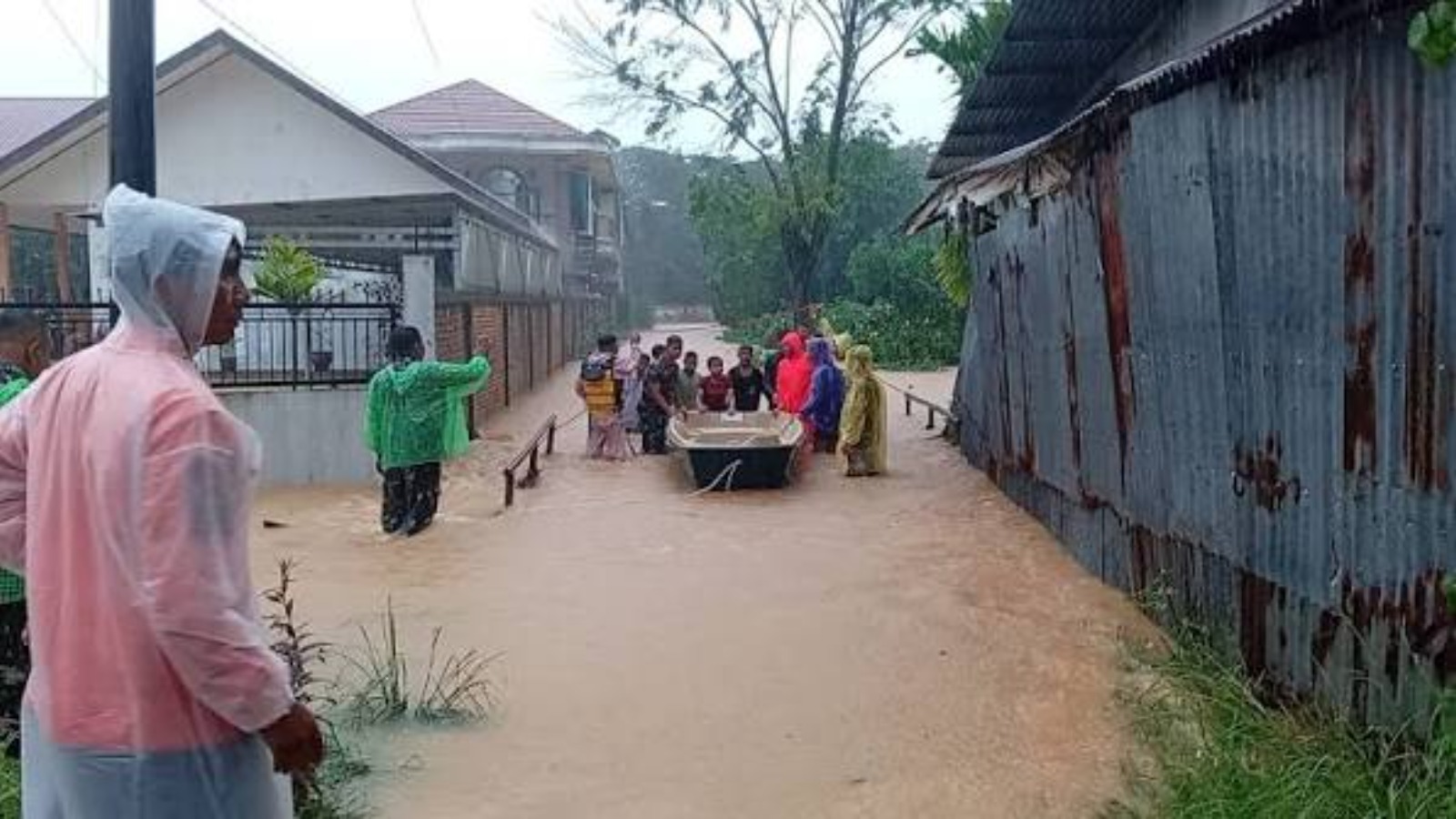 Waspada! Dampak Bibit Siklon 94W, Kota Padang Dilanda Banjir Besar dan Arus Deras Hanyutkan Kendaraan